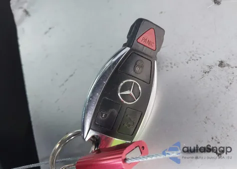 2015 Mercedes-Benz C 300 z USA, uszkodzony, nr VIN 55SWF4JB1FU077291